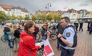 Gewerkschaft und Polizei im Dialog auf dem Siggi: Verdi-Fachfrau Nicole Krug und Einsatzleiter Hauptkommissar Kai Olszewski besprechen den Ablauf der Fahrraddemo. Durch das überschaubare Teilnehmerfeld blieben Staus im Berufsverkehr aus. - Oliver Krato Gewerkschaft und Polizei im Dialog auf dem Siggi: Verdi-Fachfrau Nicole Krug und Einsatzleiter Hauptkommissar Kai Olszewski besprechen den Ablauf der Fahrraddemo. Durch das überschaubare Teilnehmerfeld blieben Staus im Berufsverkehr aus. - Oliver Krato