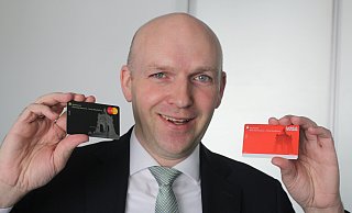 Sparkassen-Vorstand Matthias Paschke zeigt die beiden neuen Kundenkarten mit dem Kaiser-Wilhelm-Denkmal. - Ulf Hanke