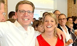 Der neue Hembser Schützenkönig Daniel Frsichmeier (l.) und seine Schützenkönigin Carolin Pöppe. - Tobias Leßmann