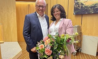 Der Bielefelder Oberbürgermeister Pit Clausen gratuliert Höxters Baudezernentin Claudia Koch. - Stefan Gerold