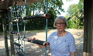 Brigitte Heidbreder hatte sich über den Zustand des Spielsatzes Münstermannsweg geärgert und im vergangenen Sommer einen Bürgerantrag verfasst. - Anja Hustert