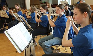 Die Querflötistinnen bilden das Rückgrat des Jugendorchesters und sind höchst konzentriert bei der Sache. - Karsten Schulz