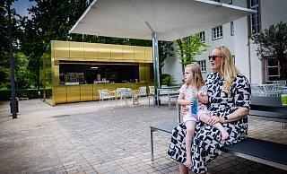 Die Außengastro an der Rudolf-Oetker-Halle hat eröffnet. Cristiane und ihre Tochter gehören zu den ersten Gästen. - Sarah Jonek Fotografie