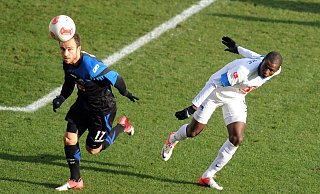 Am 3. August 2012 gastierte der SC Paderborn zum Zweitliga-Saisonstart bei der Berliner Hertha. Alban Meha (l.), hier gegen Hertha-Stürmer Adrian Ramos, traf damals für den SCP, der ein 2:2 holte. Nun kommt es erneut zu diesem Auftaktduell. - picture alliance