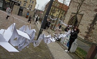 Aktion der Warburger Schulen: "Friedenstauben" hingen im vergangenen Jahr an langen Ketten auf dem Neustadt-Markt zwsichen den Bäumen. - Dieter Scholz