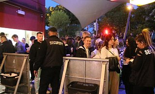 Einlasskontrollen vor dem Herforder "Go Parc": Außerhalb der Liegenschaft kann "Go Parc"-Chef Lukas Kuhlmann keine Kontrolle ausüben. - Claus Frickemeier Einlasskontrollen vor dem Herforder "Go Parc": Außerhalb der Liegenschaft kann "Go Parc"-Chef Lukas Kuhlmann keine Kontrolle ausüben. - Claus Frickemeier