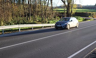 Die Reifenspuren auf der L860 sind deutlich zu erkennen. Sie sorgen für Fahrgeräusche und unruhiges Fahren. - Dirk Windmöller