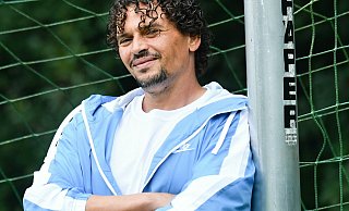 Tarek Ghazouani lehnt entspannt am Torpfosten – der 44-jährige Fußball-Veteran von Türkgücü Gütersloh bringt mit seiner Erfahrung und Leidenschaft frischen Wind in die Bezirksliga. - Uwe Caspar