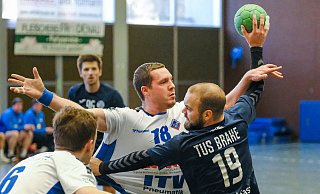 Brakes Marius Merschieve wird hier zwar vom Jürmker Torben Kleineberg gestoppt, traf aber neun Mal. - Andreas Zobe