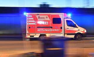 Der 20-jährige Autofahrer aus Herzebrock-Clarholz im Kreis Gütersloh wird bei dem Zusammenstoß mit einem Baum verletzt. Die Polizei Gütersloh sucht Zeugen: Tel. 0 52 41 86 90. - Symbolfoto/dpa