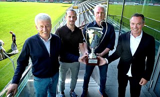 Da ist das Ding: Hans-Hermann Kirschner, Tim Manstein, Rob Reekers und Thomas Hagedorn präsentieren auf der Terrasse des „Hagedorns im Heidewald“ den Meister-Pokal. - Andreas Frücht