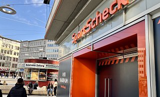 Nach dem Großbrand im Jahnplatz-Tunnel ist das schwer betroffene Sportgeschäft weiterhin geschlossen. - Jens Reichenbach