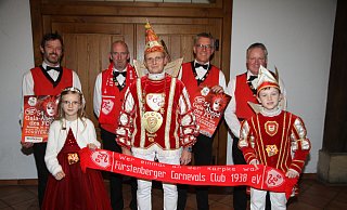 Prinz Werner Kleinschnittger (vorne, Mitte) mit dem Kinderprinzenpaar Emma Risse und Benjamin von Rüden sowie der 2. Vorsitzende Mathias Stork (hnten v. l.), der Vorsitzende Frank Reutter und Kassierer Mathias Mause freuen sich auf die tollen Tage. - Johannes Büttner