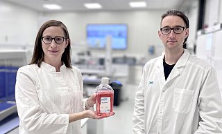 Sandra Klausing (Leitung Forschung und Entwicklung/Standort Bielefeld) und Christoph Heinrich (Leitung Produktion/Standort Schloß Holte-Stukenbrock) zeigen eines der fertigen Produkte der Xell AG. - Xell AG