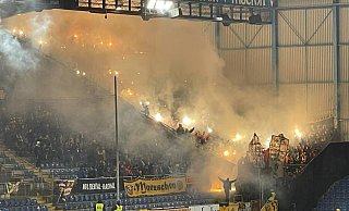 Die Gästefans zündeten Pyrotechnik in ihrem Block. - NW