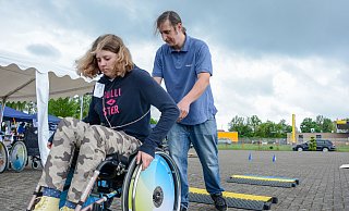 Samantha Günter versucht sich im Rollstuhl-Parcours. - Jona Tamara Steffmann
