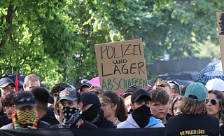 Vermummt: Junge Männer bei der Demo am Samstag. Das Vermummen ist bei Demos verboten. - Claus Frickemeier