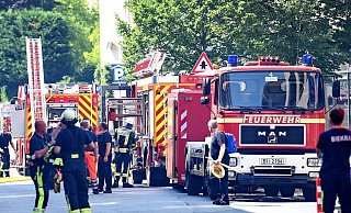 Die Feuerwehr erreichte das Ein-Familienhaus sehr schnell. Doch die Brand breitete sich enorm schnell aus. Symbolfoto: Barbara Franke - Barbara Franke