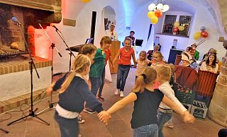 Die Kinder der Minigarde der Nieheimer Karnevalsgesellschaft tanzen im Rathauskeller. Foto: NKG - NKG