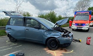 An dem Auto entstand Totalschaden. - Feuerwehr Höxter