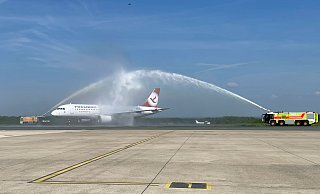 Feierliche Begrüßung des Sonnenfliegers: TUI stationiert wieder eine Maschine der Fluggesellschaft Freebird Europe am heimischen Airport. - Carola Drabon