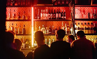Die Gruppen der jungen Wirtschaftsstudenten sollten von Kneipe zu Kneipe ziehen und dabei mehrere Aufgaben lösen. Einige sexuell aufgeladen. Manche gingen zu weit, sagen Kritiker. - Symbolfoto: Unsplash