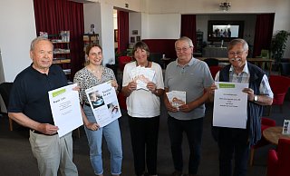 Günter Willig, Meike Lohmeier, Irene Esser, Günter Minuth und Egon Schewe freuen sich auf viele Besucherinnen und Besucher beim "Tag der Dritten Orte" im Löhner Bahnhof. - Judith Gladow