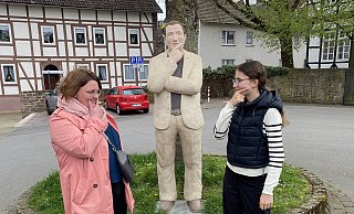 Schülerinnen nehmen den Alltagsmenschen „Der Denker“ in ihre Mitte. - Stadt Höxter