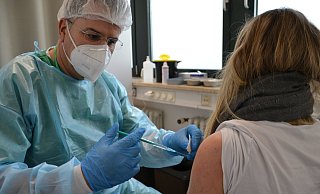 Nicht bei allen Geimpften wird die Ansteckung verhindert, aber die Verläufe werden stark abgeschwächt. Das sei aktuell das Wichtigste, auch um die Krankenhäuser zu entlasten, so die Experten. - Susanne Barth