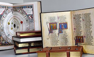 Ein Rentner aus Bad Oeynhausen hat von einem 29-jährigen Handelsvertreter für 28.500 Euro den Nachdruck (Faksimile) eines reich verzierten Alchemie-Buches gekauft und fühlt sich betrogen. Unser Foto zeigt andere Nachdrucke. - Barbara Franke