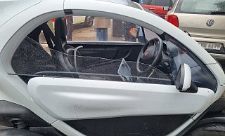 Der Fahrer wurde bei dem Aufprall aus diesem Seitenfenster seines Renault Twizy geschleudert. - Polizei