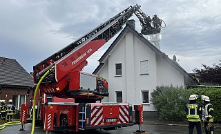 Von zwei Seiten und mit zwei Drehleitern bekämpft die Feuerwehr den Dachstuhlbrand in den Allensteiner Straße in Sürenheide. - Matthias Gans