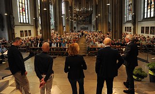 Rund 700 Menschen waren zum Bürgerdialog wegen der Schließung des Krankenhauses in die Ostercappelner Lambertuskirche gekommen. Längst nicht alle Zuhörer fanden Platz im Gotteshaus, viele hörten vor den geöffneten Kirchentüren den Redebeiträgen zu. - Joern Spreen-Ledebur