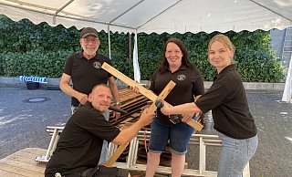 Hans-Walter (v. l.) und Björn Holthaus sowie Tanja Horstmann und Jana Hoffmeister und viele andere haben noch eine Menge zu tun bis zum Fest. - Dirk Windmöller