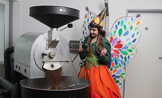 Holli und die Kaffeemühle in der Rösterei von H2R. - LGS