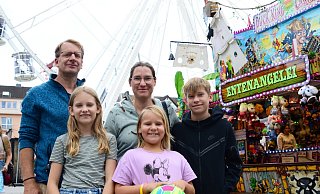 Christoph und Anke Stelte sind mit ihren drei Kindern Keela (10), Lola (8) und Neal (13) auf dem Liboriberg unterwegs. "Man überlegt schon genau, wofür man das Geld ausgibt", sagt die Familie. - Lena Henning