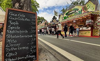 3,50 Euro kostet eine kleine Cola an diesem Stand auf dem Liboriberg. Für 100 Gramm gebrannte Mandeln bezahlt man an den meisten Ständen inzwischen vier Euro. - Lena Henning