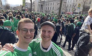 Feiern das Leben - und ihre Spende: Leander (l.) und Hendrik Pieres beim St. Patricks Day in Irland. - Privat