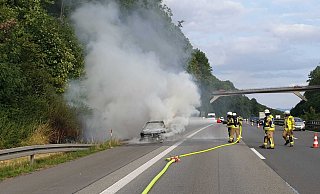 Mit Löschwasser und Schaummittel bekämpften am Sonntagabend Einsatzkräfte des Löschzuges West der Warburger Feuerwehr einen Pkw-Brand auf der A44. - FFW Warburg