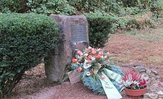 Der Gedenkstein im Solling ist ein Ort des Innehaltes und Erinnerns an den brutalen Polizisten-Doppelmord. - Polizei Holzminden