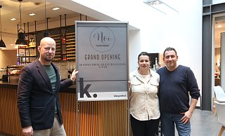 Sebastian Winnig, Geschäftsleiter von Klingenthal (li.) mit seinen neuen Pächtern, Eva und Gino Sblendido. - Claus Frickemeier