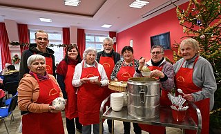 Slowodanka Arnold (v. l.), Alexander Fischer, Heidrun Larusch-Gettings, Christa Tiller, Manfred Jouliet, Martina Handermann, Monika Treidler und Edith Kanand sind auf ihre Gäste vorbereitet. Foto: Simone Kube - Simone Kube