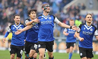 Arminia-Kapitän Fabian Klos (M.) und Kaito Mizuta bejubeln ihre Coproduktion zum 1:0-Führungstreffer. - Oliver Krato