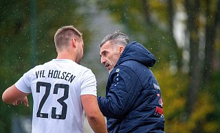 Unglückliche Niederlage bei der Premiere: Trainer Thomas Stratos gibt Marcel Fleer Anweisungen für das Spiel gegen den SC Vlotho mit auf den Weg, die Gäste gewannen durch ein Elfmetertor. Trotzdem habe Stratos viele gute Dinge im Spiel des VfL Holsen gesehen. Foto: Joel Beinke - Stefan Boscher