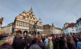 Auf dem Paderborner Rathausplatz kamen mehr als 800 Menschen zusammen, um ein Zeichen gegen Rassismus und Rechtsextremismus zu setzen. - Viktoria Bartsch