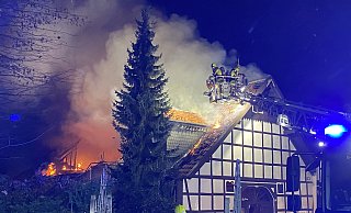 Ein altes Fachwerkhaus in Bad Oeynhausen ist völlig ausgebrannt. - Nicole Sielermann