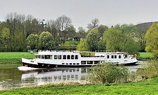 Das Flusskreuzfahrtschiff Liberté auf der Weser bei Höxter. - Simone Flörke