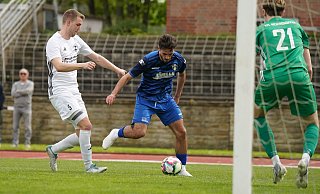 Treffer erzwungen: Arian Berisha (Mitte) war am ziemlich kuriosen Führungstor des SC Herford beteiligt. - Yvonne Gottschlich