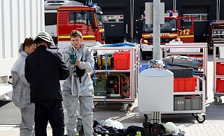Zunächst gingen die Einsatzkräfte der Feuerwehr von einer unbekannten Flüssigkeit aus. Erst später sei bekannt geworden, dass es sich dabei um Desinfektionsmittel gehandelt habe. - Symbolfoto: Jens Reichenbach