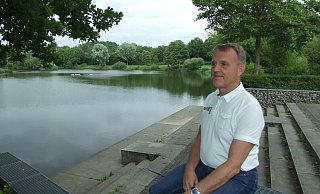 Arthur Wall sitzt hier auf dem Bootseinlass am Gabelweiher. Von hier aus hat er einenschönen Blick auf den kleinen See inmtten des Westends -einer seiner Lieblingsplätze. - Karsten Schulz
